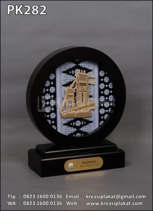 Plakat Kayu Bulat Ikon Ampera Palembang