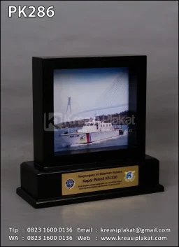 Plakat Kayu Frame Kapal Patroli KNP 330