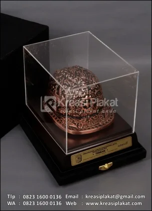 Detail Miniatur Helm Safety Ukir