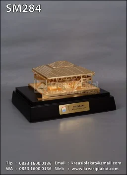 Miniatur Rumah Adat Limas Palembang