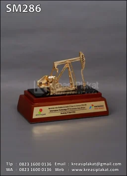 Miniatur Logam Pom...