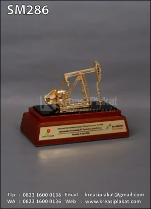 Miniatur Logam Pom...