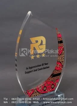 Plakat Akrilik Apresiasi Eksklusif Motif Tradisional