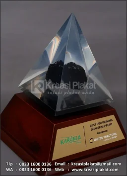 Plakat Resin Penghargaan Piramida Eksklusif