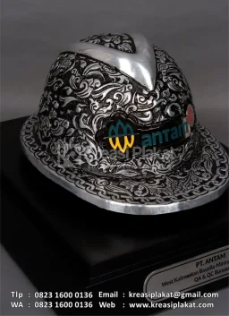 Souvenir Helm Ukir...