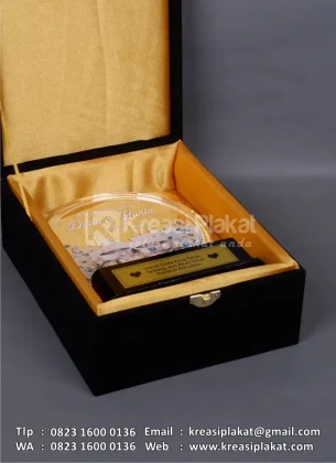 Box Plakat Akrilik Bundar Custom Kado Pernikahan
