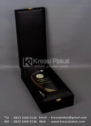 Box Plakat Akrilik Penghargaan Top Umrah Agent Scoot