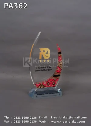 Plakat Akrilik Apresiasi Eksklusif Motif Tradisional