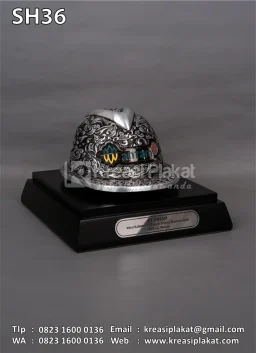 Souvenir Helm Ukir...