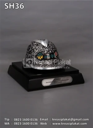 Souvenir Helm Ukir...