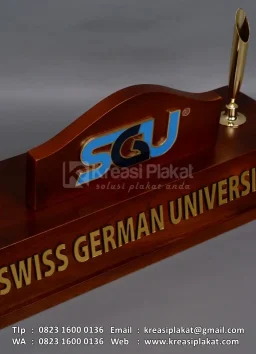 Plakat Meja Kayu Swiss German University