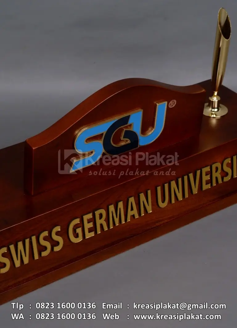 Detail Plakat Meja Kayu Swiss German University