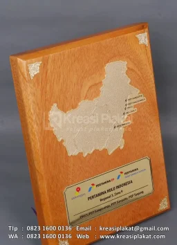 Plakat Kayu Logam Peta Kalimantan Pertamina Hulu Indonesia