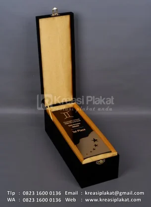 Box Piala Custom Gold Disvision Winner Starlight Island