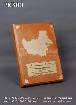 Plakat Kayu Logam Peta Kalimantan Pertamina Hulu Indonesia