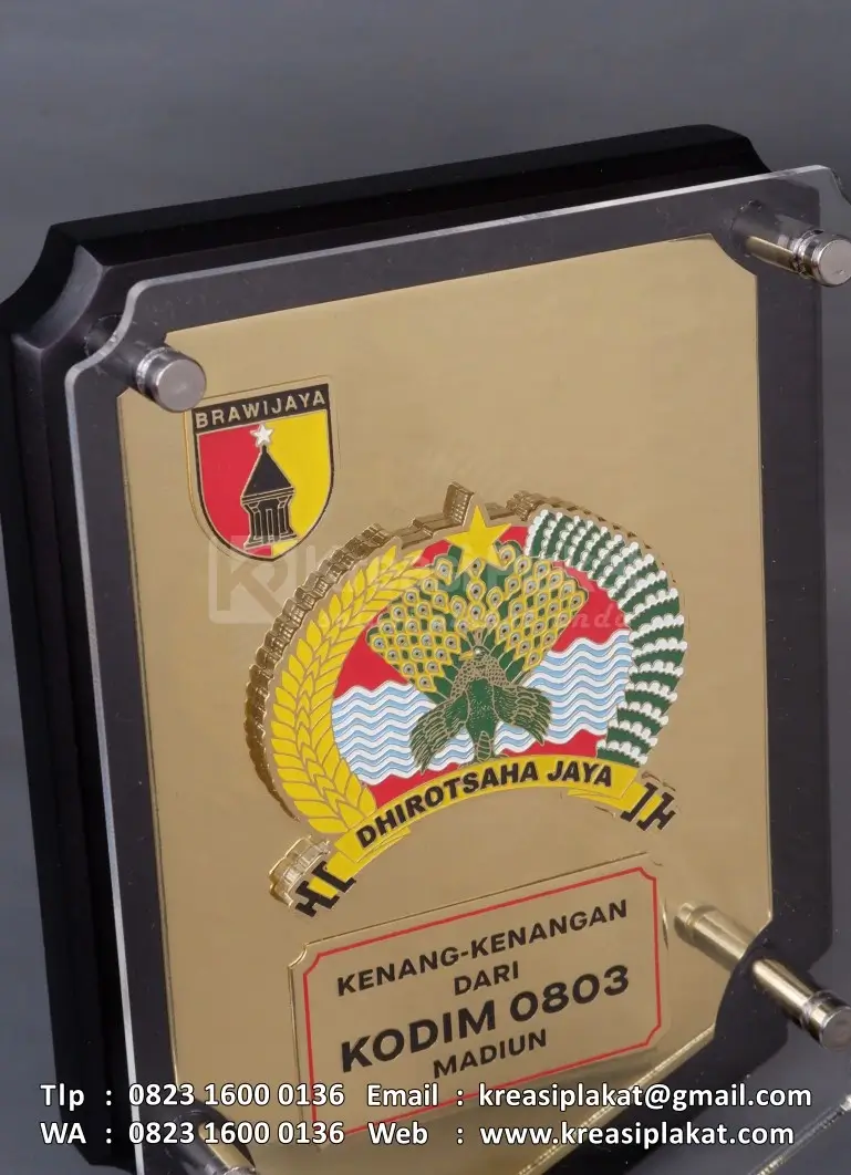 Detail Plakat Kayu Perisai Kombinasi Akrilik Kodim 0803 Madiun