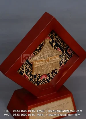 Plakat Kayu Diamon...