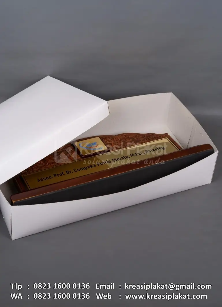 Detail Papan Nama Meja Kayu UBP Karawang