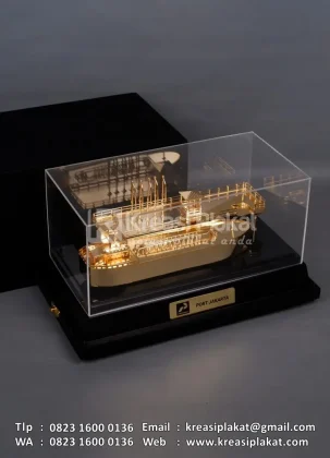 Box Miniatur Kapal Tanker Migas