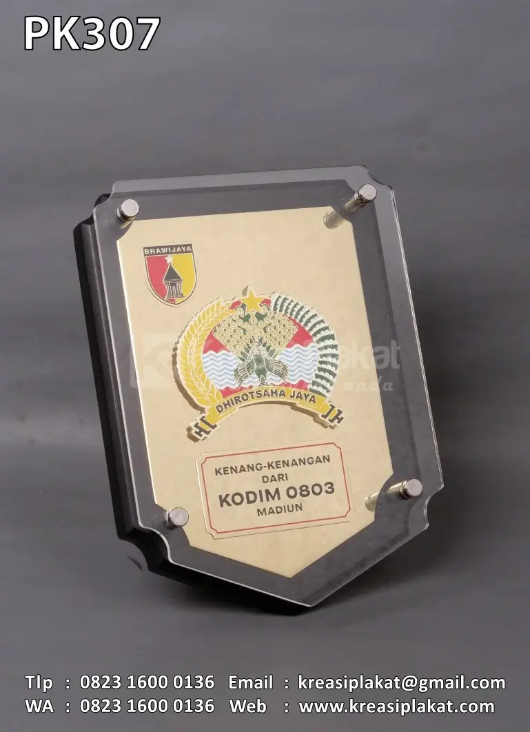 Plakat Kayu Perisai Kombinasi Akrilik Kodim 0803 Madiun