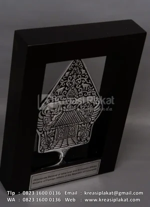 Plakat Logam Frame Kayu Gunungan Wayang