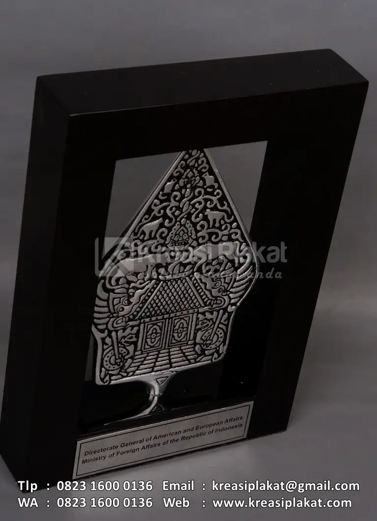 Detail Plakat Logam Frame Kayu Gunungan Wayang