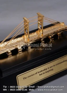 Miniatur Logam Jembatan Ampera