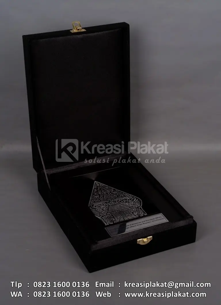 Box Plakat Logam Frame Kayu Gunungan Wayang