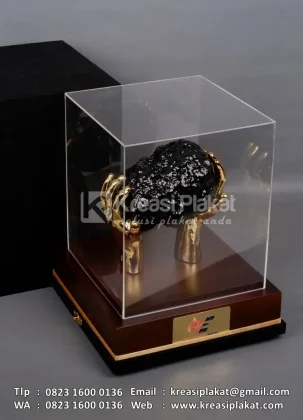 Box Miniatur Custom Tangan Memegang Batu Bara