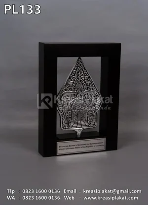 Plakat Logam Frame Kayu Gunungan Wayang