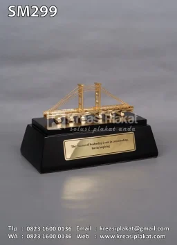 Miniatur Logam Jembatan Ampera