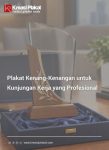 Plakat Kenang-Kenangan untuk Kunjungan Kerja: Ide Cinderamata yang Profesional