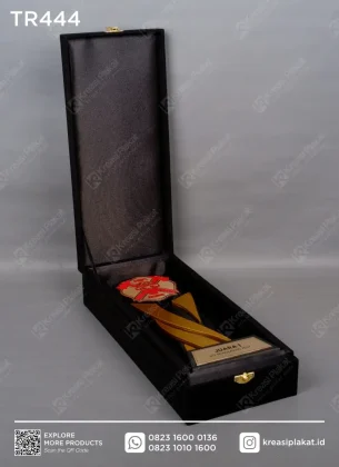 Box Piala Custom Akrilik Logam EIT Scholastic Test