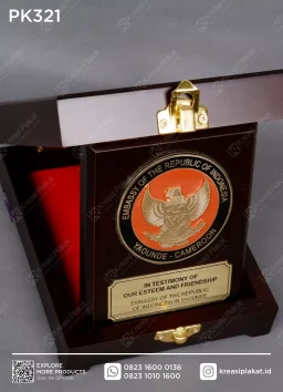 Plakat Kayu Box Kedutaan Besar Republik Indonesia